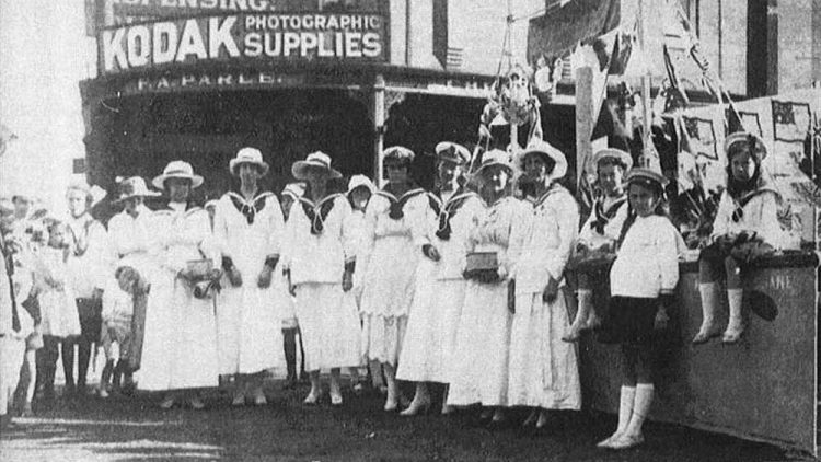 Sailor girls fund raising in Beamish Street, Campsie in 1915. (Canterbury City Library)